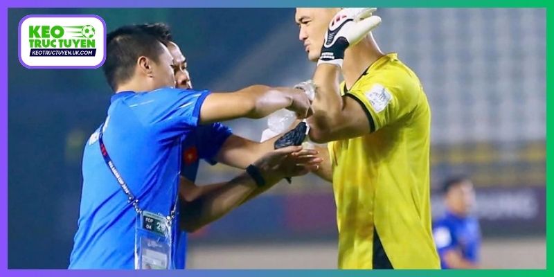 Lê Giang Patrik chấn thương khuỷu tay